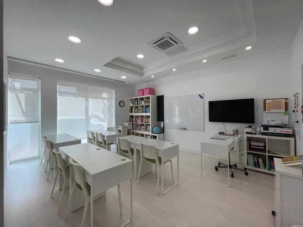 Sala amplia con pupitres y pizarra disponible en las instalaciones de eduCa