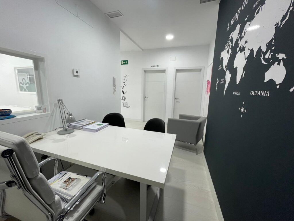 Despacho de atención a familias con sillones y decoración rosa en eduCa