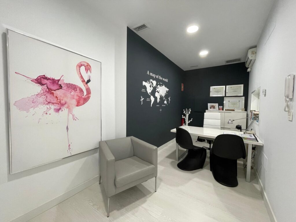 Sala de orientación de eduCa con mobiliario blanco y decoración de flamenco