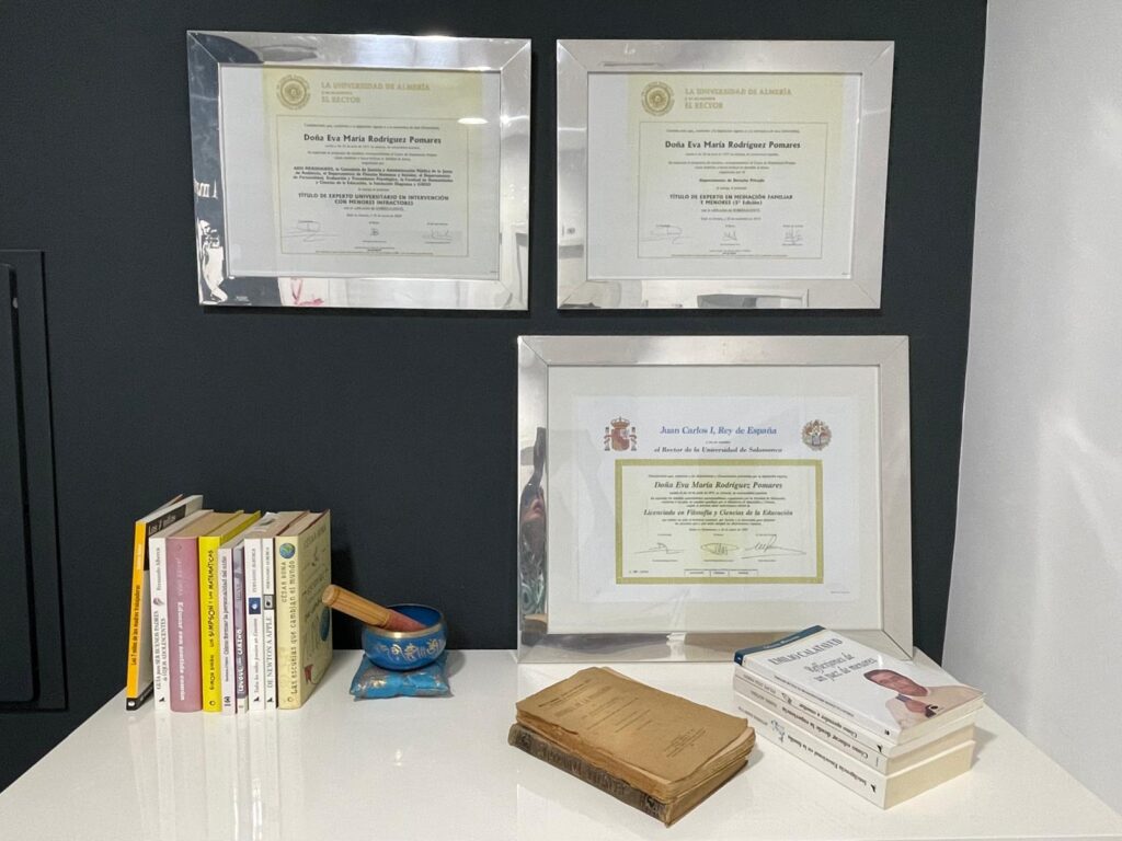Diplomas y libros de pedagogía presentes en el despacho de eduCa