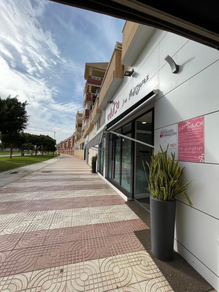 Vista de la entrada y la fachada de eduCa desde la calle