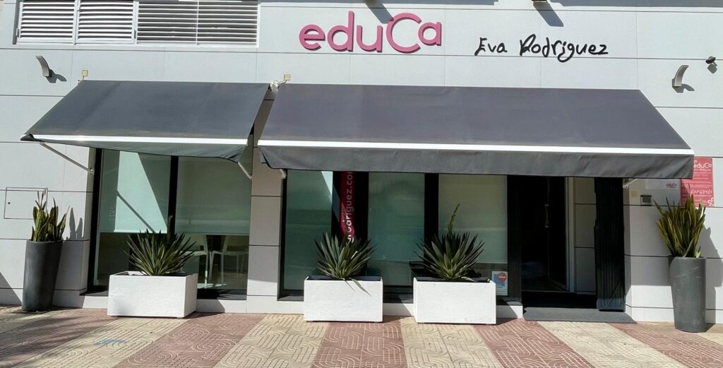 Fachada del gabinete eduCa Eva Rodríguez en Pasaje Alemania, Roquetas de Mar