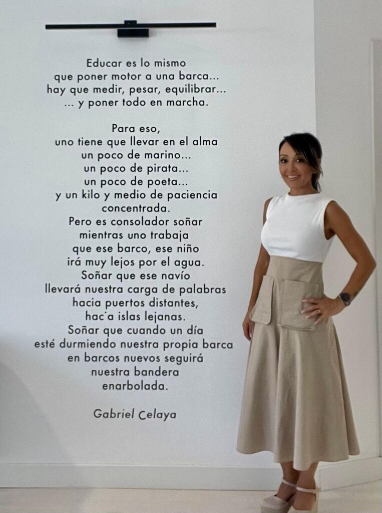 Retrato de una profesional del centro junto a un poema sobre educación